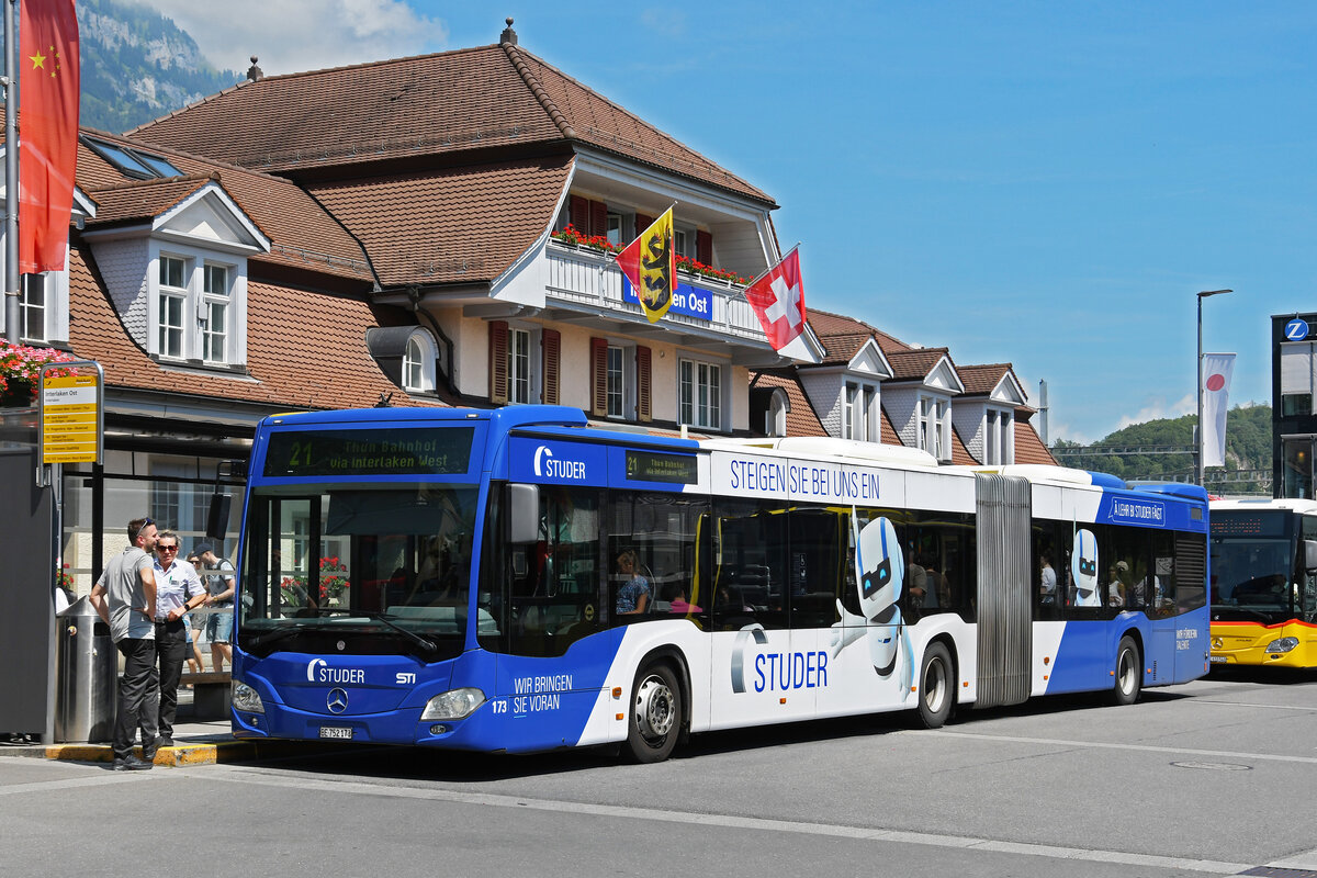 Mercedes Citaro 173 mit der Studer Werbung, auf der Linie 21, wartet am 05.08.2024 an der Endstation beim Bahnhof Interlaken Ost.