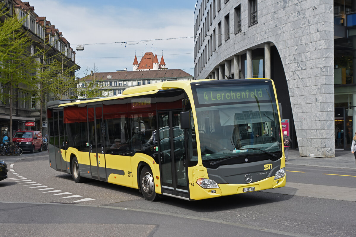 Mercedes Citaro 174, auf der Linie 4, fährt zur Haltestelle beim Bahnhof Thun. Die Aufnahme stammt vom 21.04.2022.