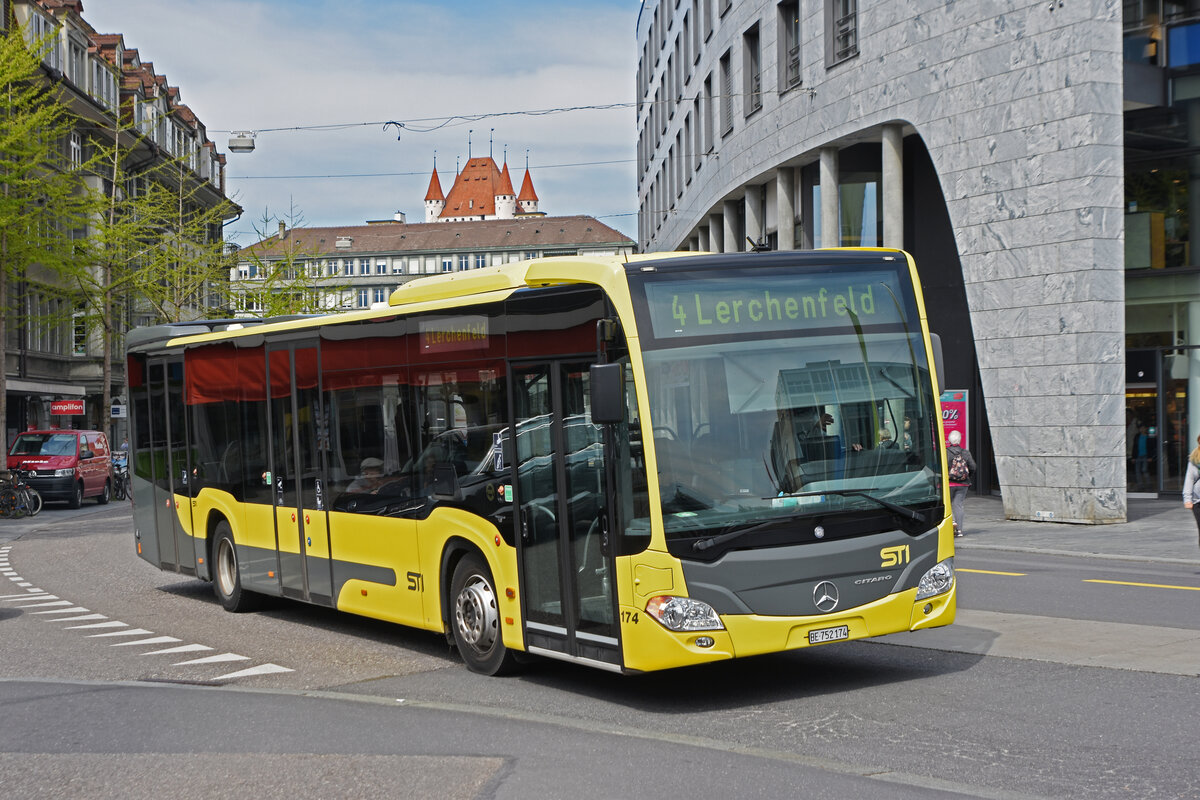 Mercedes Citaro 174, auf der Linie 4, fährt zur Haltestelle beim Bahnhof Thun. Die Aufnahme stammt vom 21.04.2022.