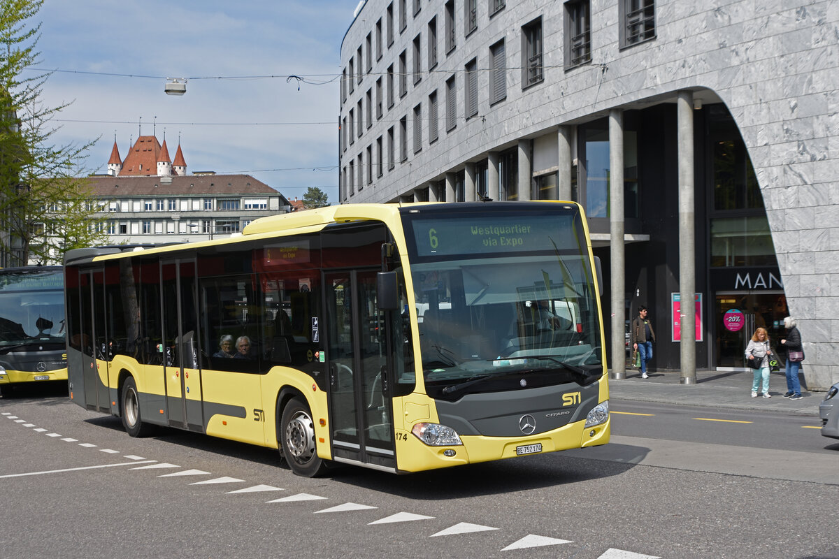 Mercedes Citaro 174, auf der Linie 6, fährt zur Haltestelle beim Bahnhof Thun. Die Aufnahme stammt vom 21.04.2022.