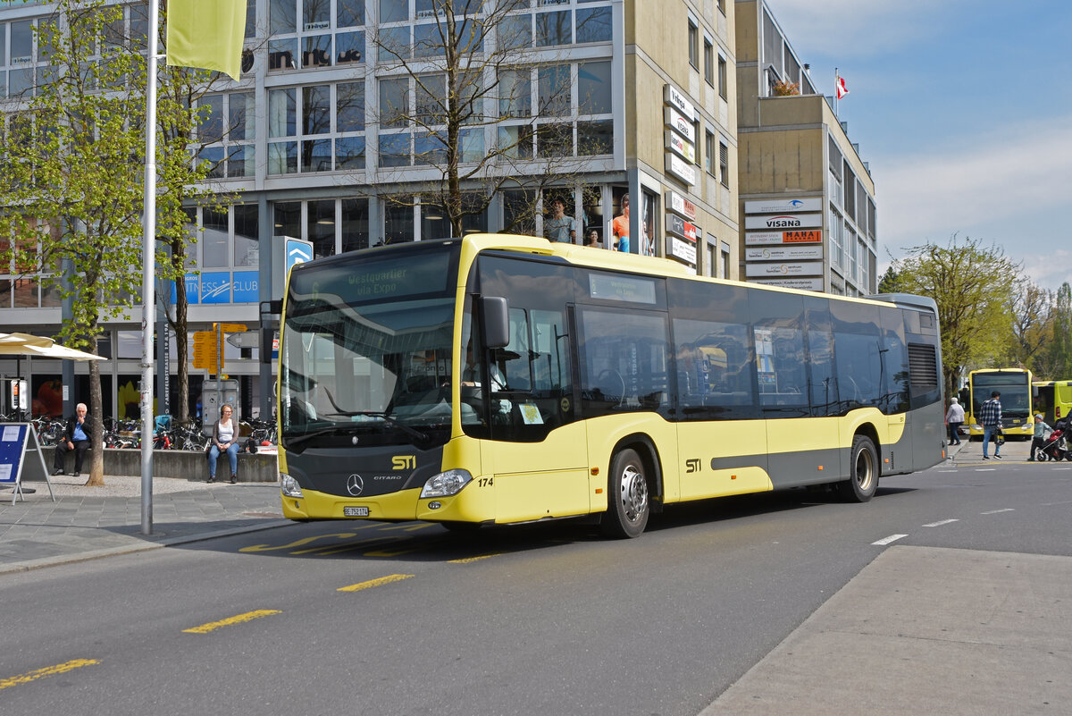 Mercedes Citaro 174, auf der Linie 6, verlässt die Haltestelle beim Bahnhof Thun. Die Aufnahme stammt vom 21.04.2022.