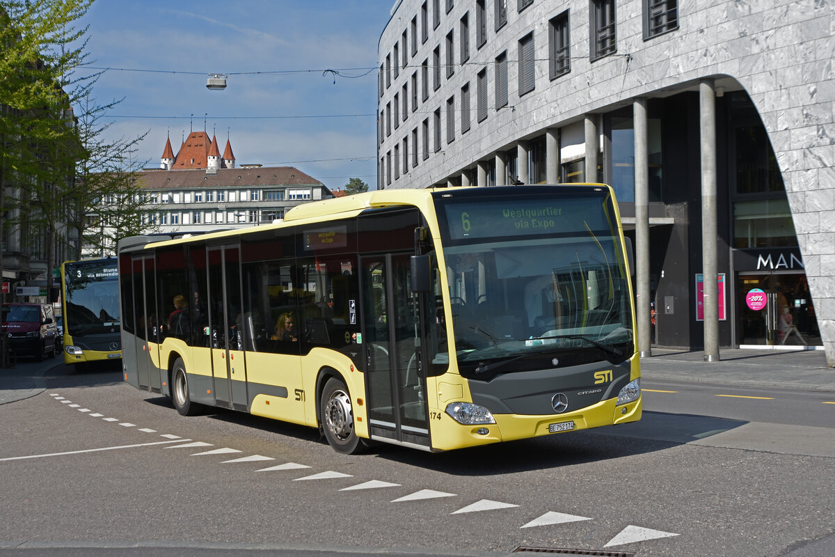 Mercedes Citaro 174, auf der Linie 6, fährt zur Haltestelle beim Bahnhof Thun. Die Aufnahme stammt vom 21.04.2022.