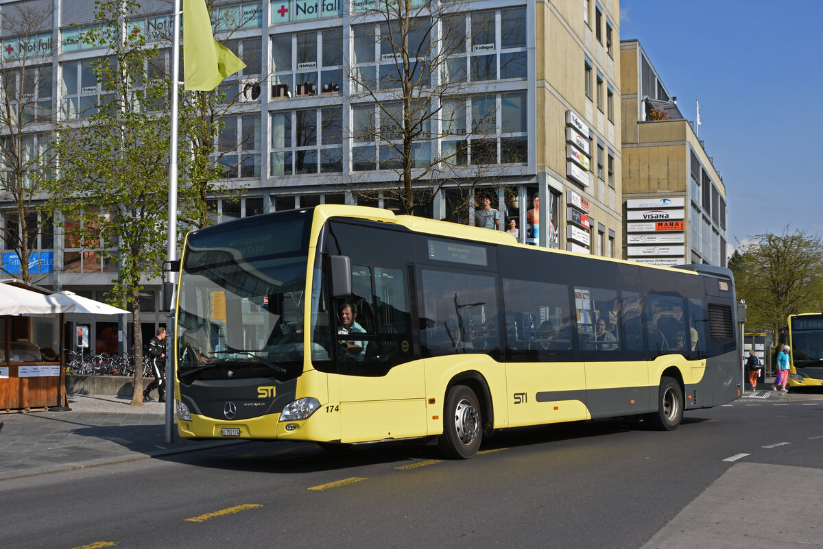 Mercedes Citaro 174, auf der Linie 6, verlässt am 21.04.2022 die Haltestelle beim Bahnhof Thun.