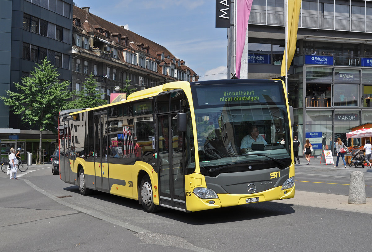 Mercedes Citaro 175, auf einer Dienstfahrt, fährt zum Bahnhof Thun. Die Aufnahme stammt vom 28.07.2016.