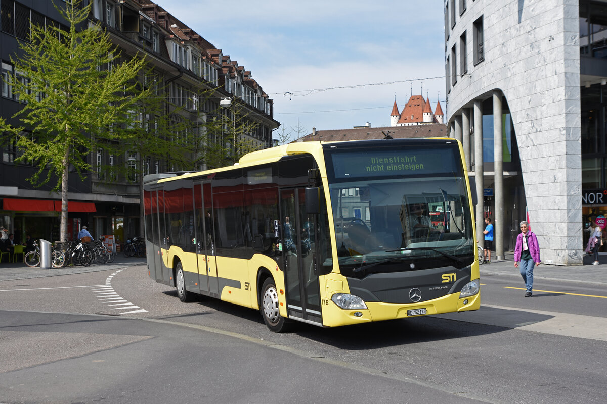 Mercedes Citaro 178, fährt als Dienstfahrt zur Haltestelle beim Bahnhof Thun. Die Aufnahme stammt vom 21.04.2022.