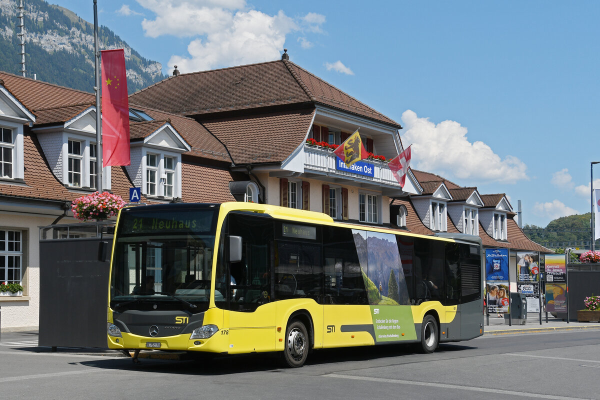 Mercedes Citaro 178 der STI, auf der Linie 21, wartet am 29.07.2026 an der Endstation beim Bahnhof Interlaken Ost.