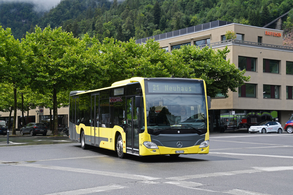 Mercedes Citaro 179 der STI, auf der Linie 21, f�hrt am 01.07.2026 zur Endstation beim Bahnhof Interlaken Ost.
