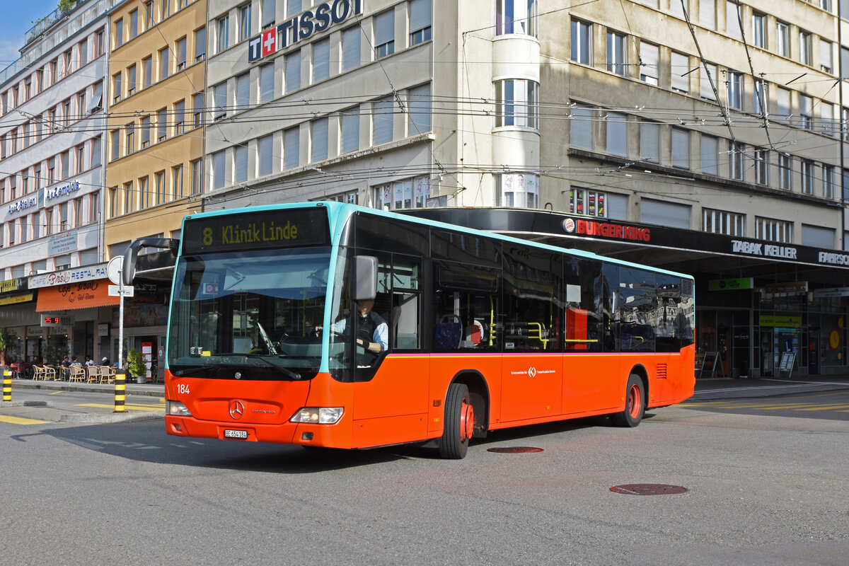 Mercedes Citaro 184, auf der Linie 8, fährt zur Haltestelle beim Bahnhof Biel. Die Aufnahme stammt vom 25.09.2021.