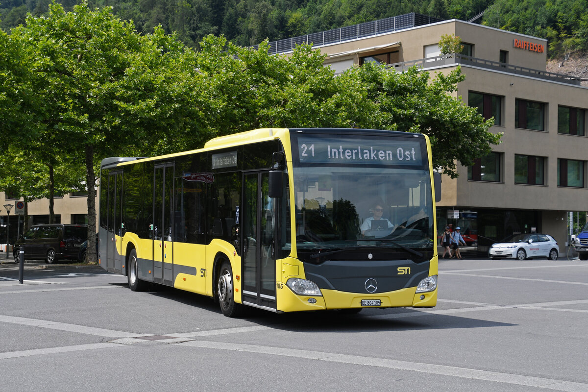 Mercedes Citaro 185 der STI, auf der Linie 21, f�hrt am 29.06.2026 zur Endstation beim Bahnhof Interlaken Ost.