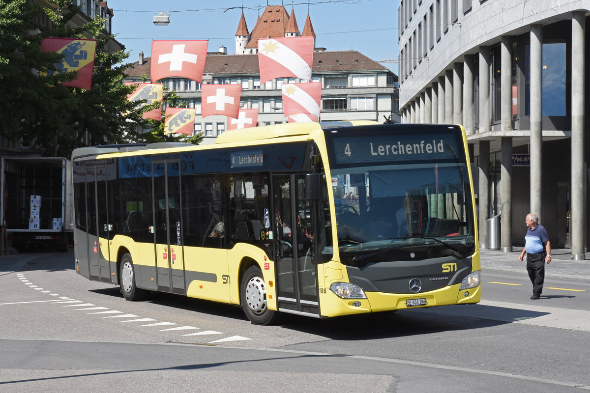 Mercedes Citaro 186, auf der Linie 4, fährt zur Haltestelle beim Bahnhof Thun. Die Aufnahme stammt vom 30.07.2018.