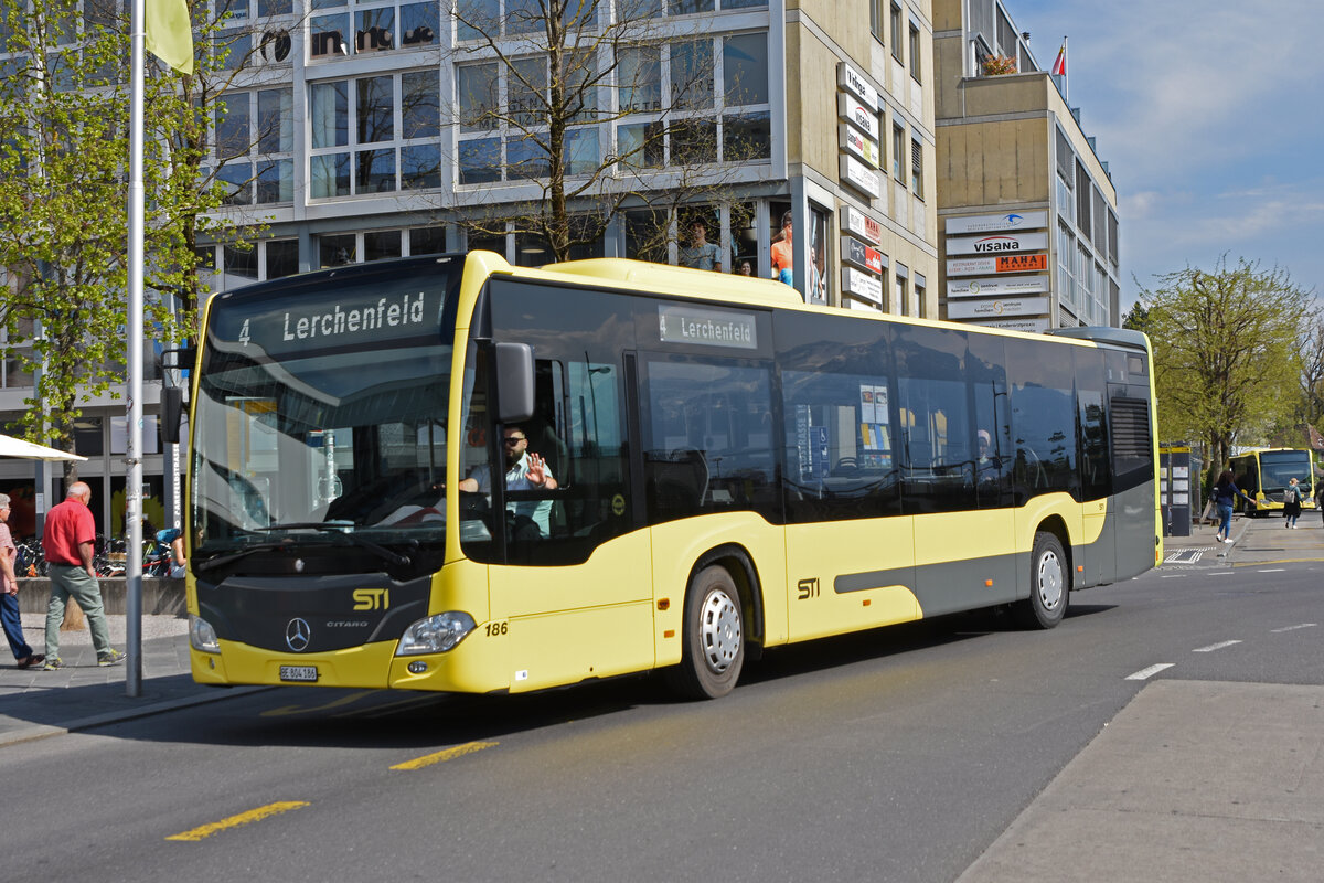 Mercedes Citaro 186, auf der Linie 4, verlässt die Haltestelle beim Bahnhof Thun. Die Aufnahme stammt vom 21.04.2022.
