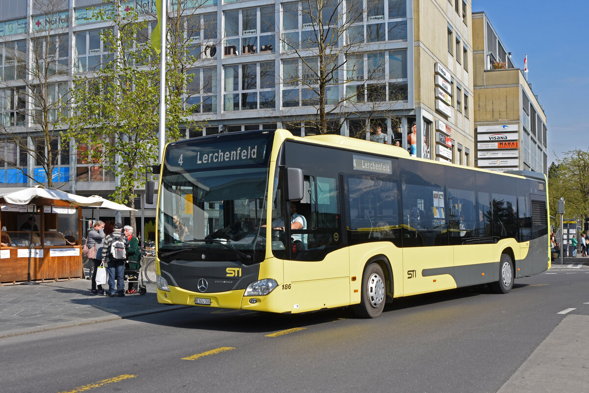 Mercedes Citaro 186, auf der Linie 4, verlässt am 09.09.2022 die Haltestelle beim Bahnhof Thun.