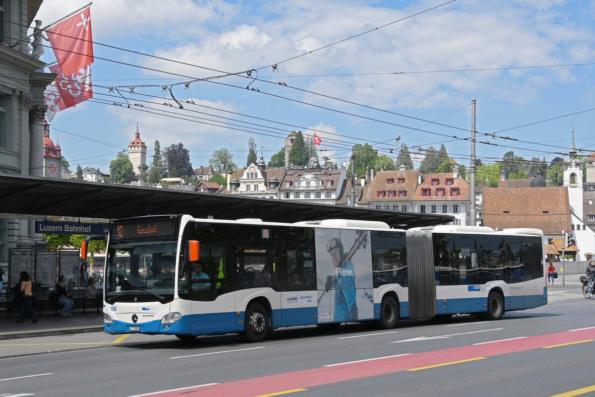Mercedes Citaro 188, auf der Linie 12, verl�sst am 08.05.2026 die Haltestelle beim Bahnhof Luzern.