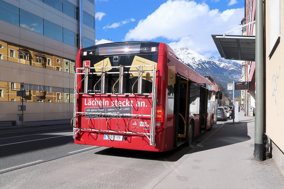 Mercedes Citaro 2. Generation Bus Nr. 631 der Innsbrucker Verkehrsbetriebe als Linie M an der Haltestelle Chemieinstitut in Innsbruck. Der Bus ist mit einem Fahrradträger am Heck ausgestattet, der üblicherweise für die Linie J gebraucht wird. Aufgenommen 13.4.2018.