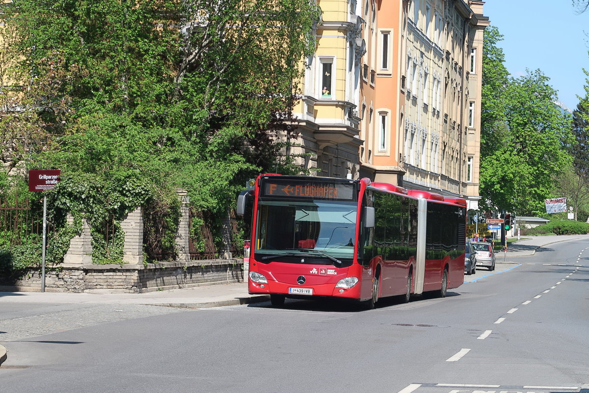 Mercedes Citaro 2. Generation Bus Nr. 439 der Innsbrucker Verkehrsbetriebe als Linie F an der Haltestelle Dreiheiligenstraße. Zur Entlastung der stark befahrenen Haltestelle Sillpark und als Ersatz für den eingestellten Ast der Linie H bekam die Linie F mit Fahrplanwechsel eine neue Streckenführung. Aufgenommen 21.4.2018.
