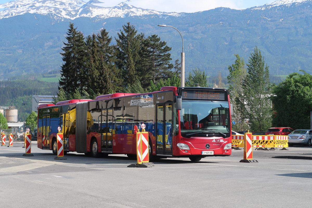 Mercedes Citaro 2. Generation der Innsbrucker Verkehrsbetriebe Nr. 431 an der Haltestelle Jugendherberge in Innsbruck. Die Baustellenmarkierungstafeln sind für die vorbereitenden Arbeiten für die Straßenbahnverlängerung nach Osten. Mit Inbetriebnahme der Straßenbahn zur Peerhofsiedlung und nach Technik-West wurden die entsprechenden Linienäste der Buslinie O zum Fürstenweg verkürzt. Aufgenommen 27.4.2018.