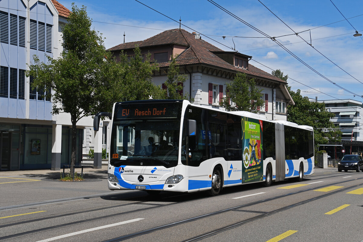 Mercedes Citaro 213 von Busbetrieb Olten G�sgen, auf der Tramersatzlinie 11, f�hrt am 06.07.2026 durch die Hauptsrasse in Reinach zur Haltestelle Reinach Dorf.