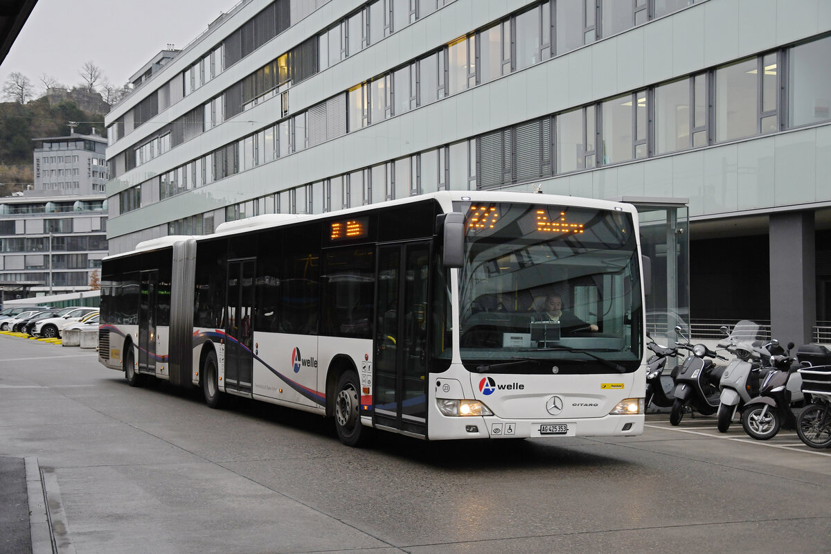 Mercedes Citaro 23 verlässt am 25.01.2023 die Haltestelle beim Bahnhof Baden.