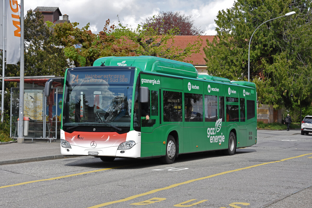 Mercedes Citaro 25 mit der Gas Energie Werbung, auf der Linie 24, fährt zur Haltestelle beim Bahnhof Grenchen Süd. Die Aufnahme stammt vom 26.04.2022.