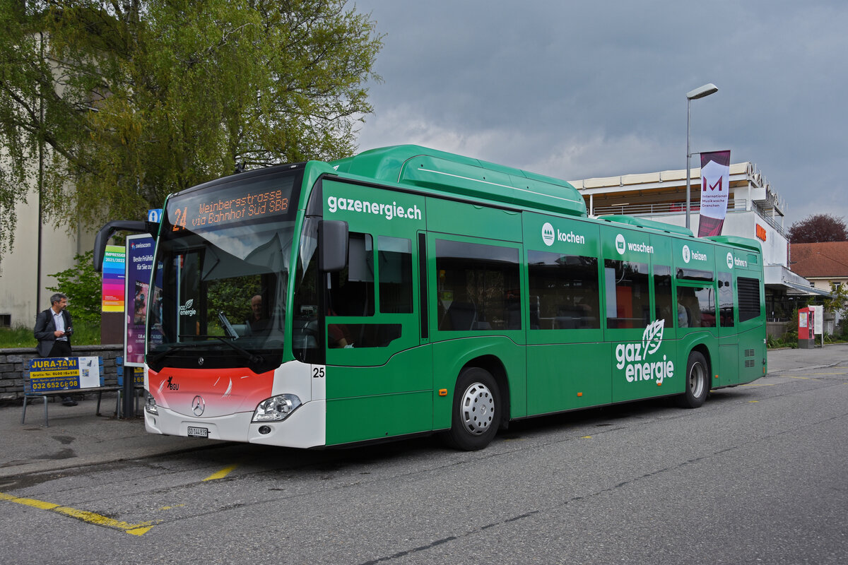 Mercedes Citaro 25 mit der Gaz Energie Werbung der BGU, auf der Linie 24, bedient die Haltestelle beim Bahnhof Grenchen Süd. Die Aufnahme stammt vom 26.04.2022.