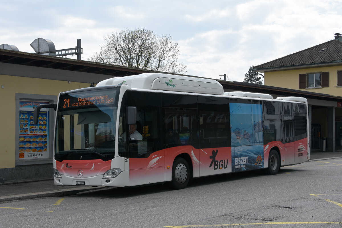 Mercedes Citaro 27 der BGU, auf der Linie 21, bedient die Haltestelle beim Bahnhof Grenchen Süd. Die Aufnahme stammt vom 26.04.2022.