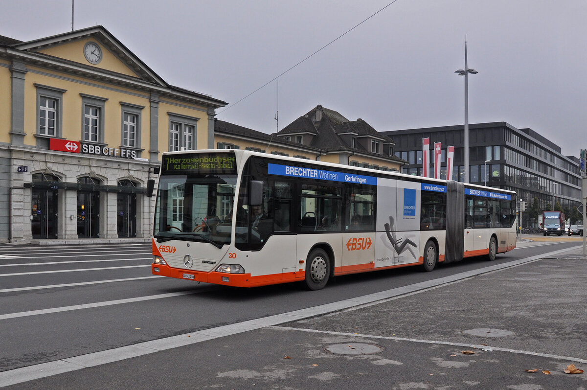 Mercedes Citaro 30, auf der Linie 7, fährt am 02.11.2011 zur Haltestelle beim Bahnhof Solothurn.