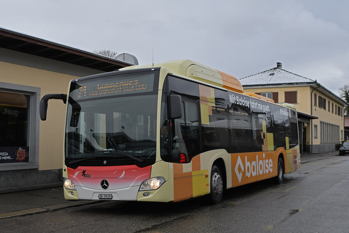 Mercedes Citaro 30 mit der Baloise Werbung, auf der Linie 21, wartet am 18.01.2023 an der Haltestelle beim Bahnhof Grenchen Süd.