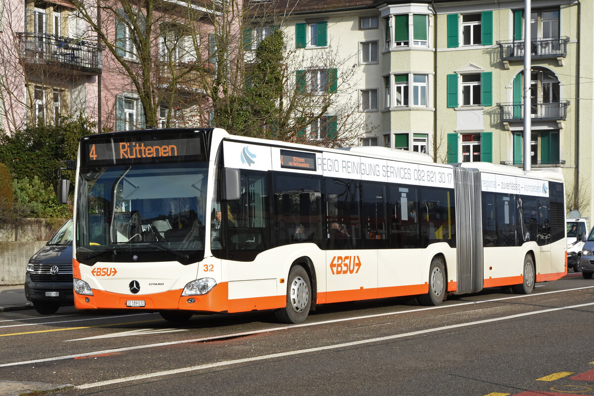Mercedes Citaro 32, auf der Linie 4, fährt zur Haltestelle beim Bahnhof Solothurn. Die Aufnahme stammt vom 06.12.2021.