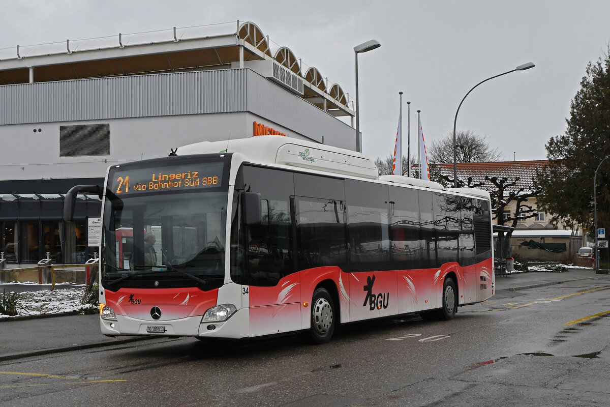 Mercedes Citaro 34, auf der Linie 21, wartet am 18.01.2023 an der Haltestelle beim Bahnhof Grenchen Süd.
