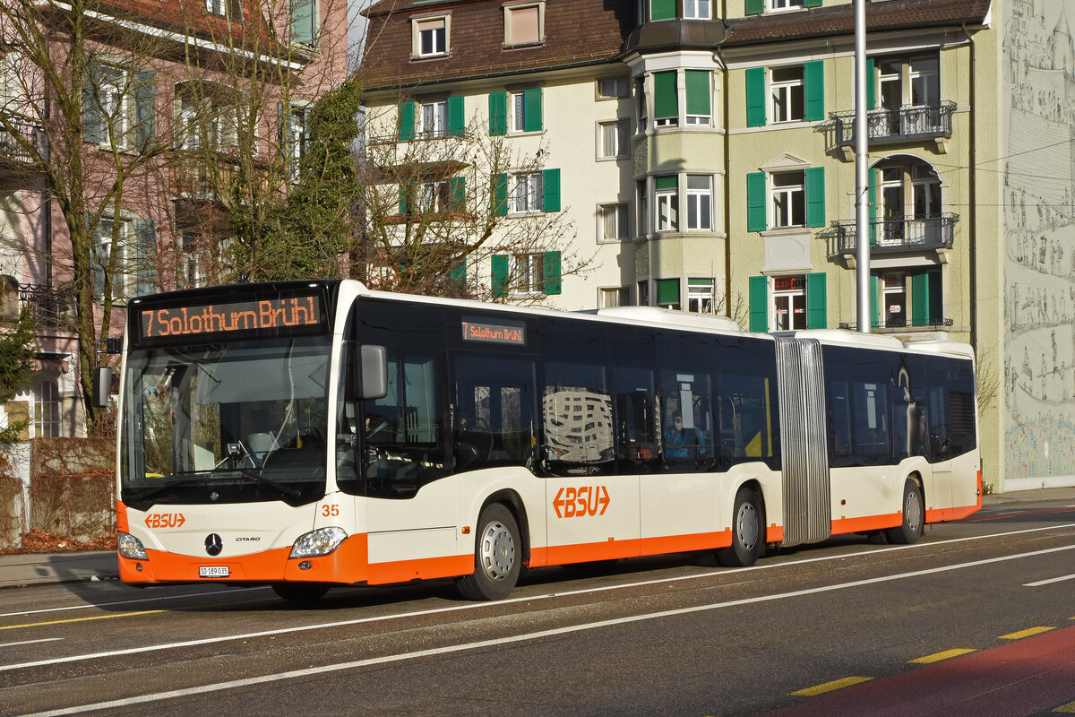 Mercedes Citaro 35 der BSU, auf der Linie 7, fährt zur Haltestelle beim Bahnhof Solothurn. Die Aufnahme stammt vom 06.12.2021