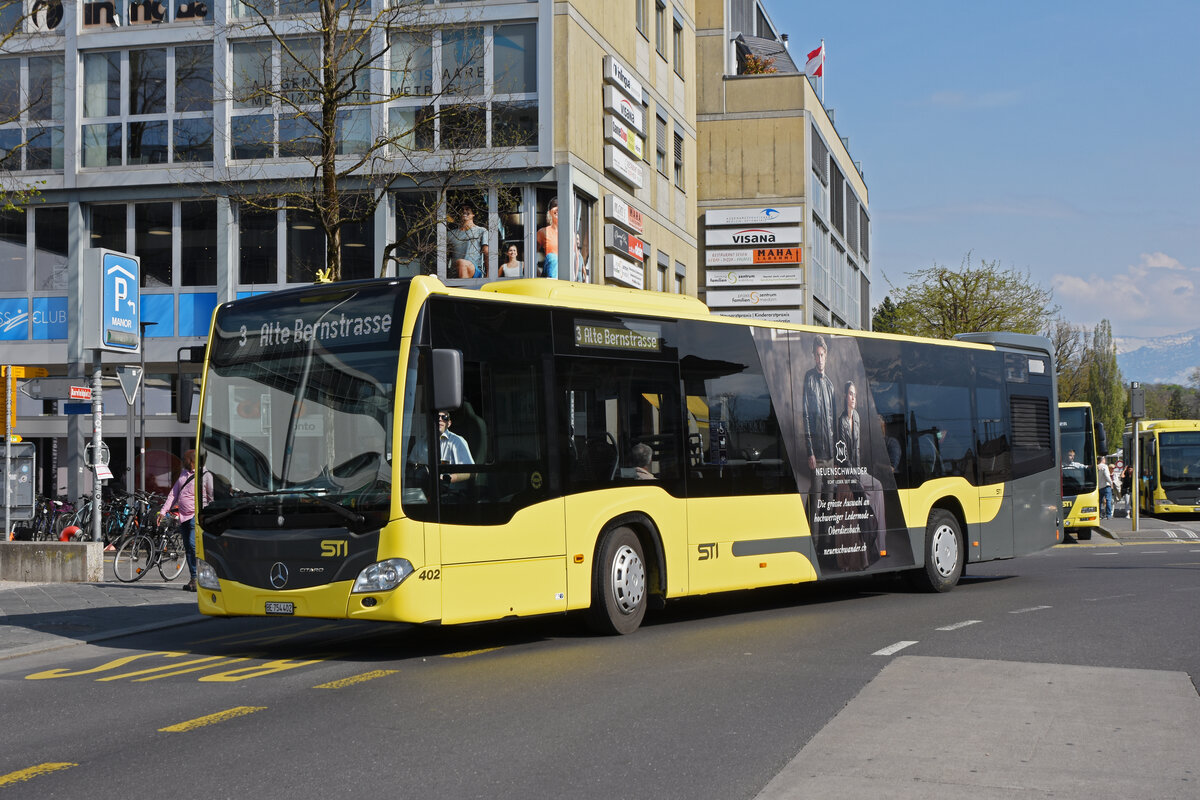 Mercedes Citaro 402, auf der Linie 3, verlässt die Haltestelle beim Bahnhof Thun. Die Aufnahme stammt vom 21.04.2022.