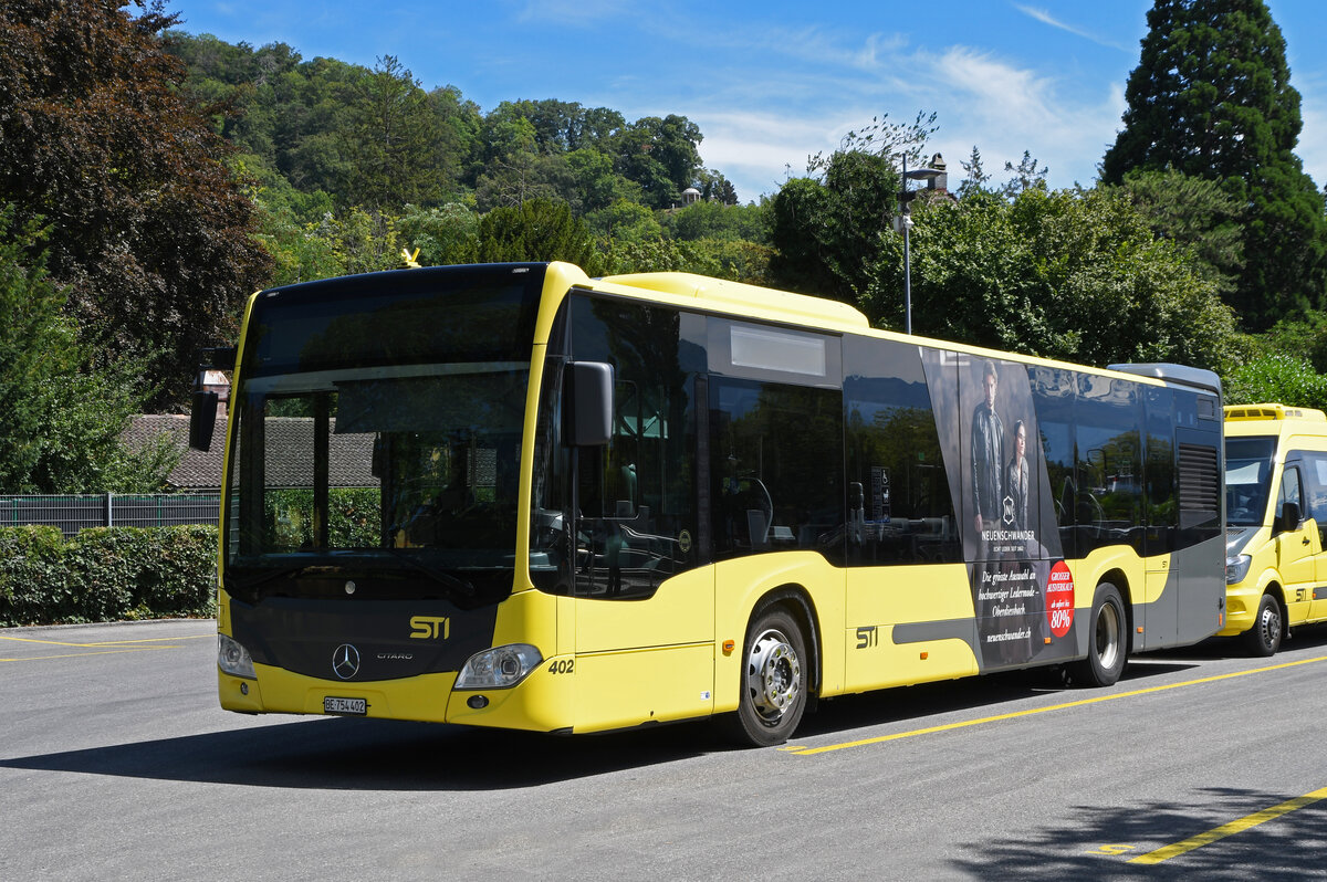 Mercedes Citaro 402 steht am 10.08.2023 auf einem Abstellplatz beim Bahnhof Thun.