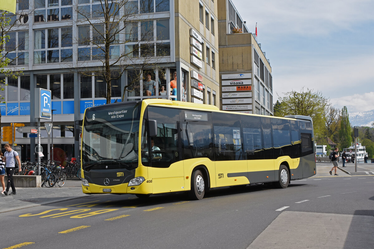 Mercedes Citaro 408, auf der Linie 6, verlässt die Haltestelle beim Bahnhof Thun. Die Aufnahme stammt vom 21.04.2022.