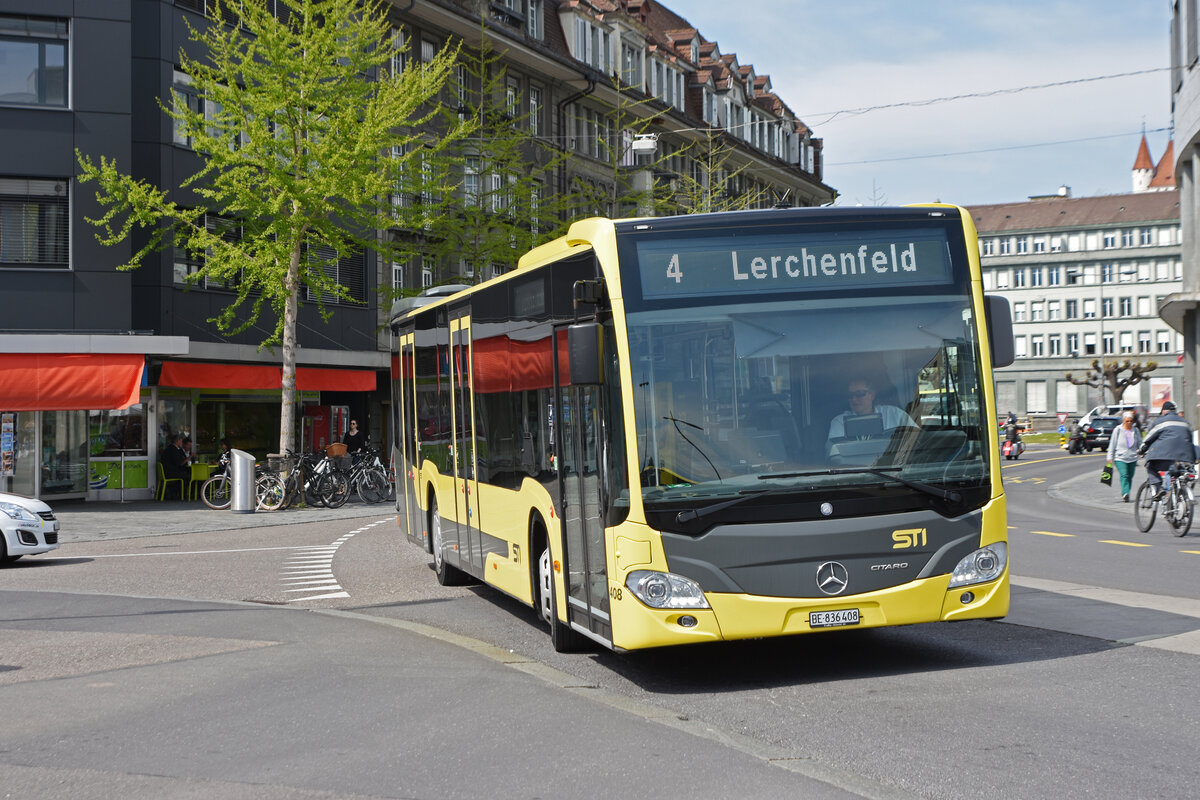 Mercedes Citaro 408, auf der Linie 4, fährt zur Haltestelle beim Bahnhof Thun. Die Aufnahme stammt vom 21.04.2022.