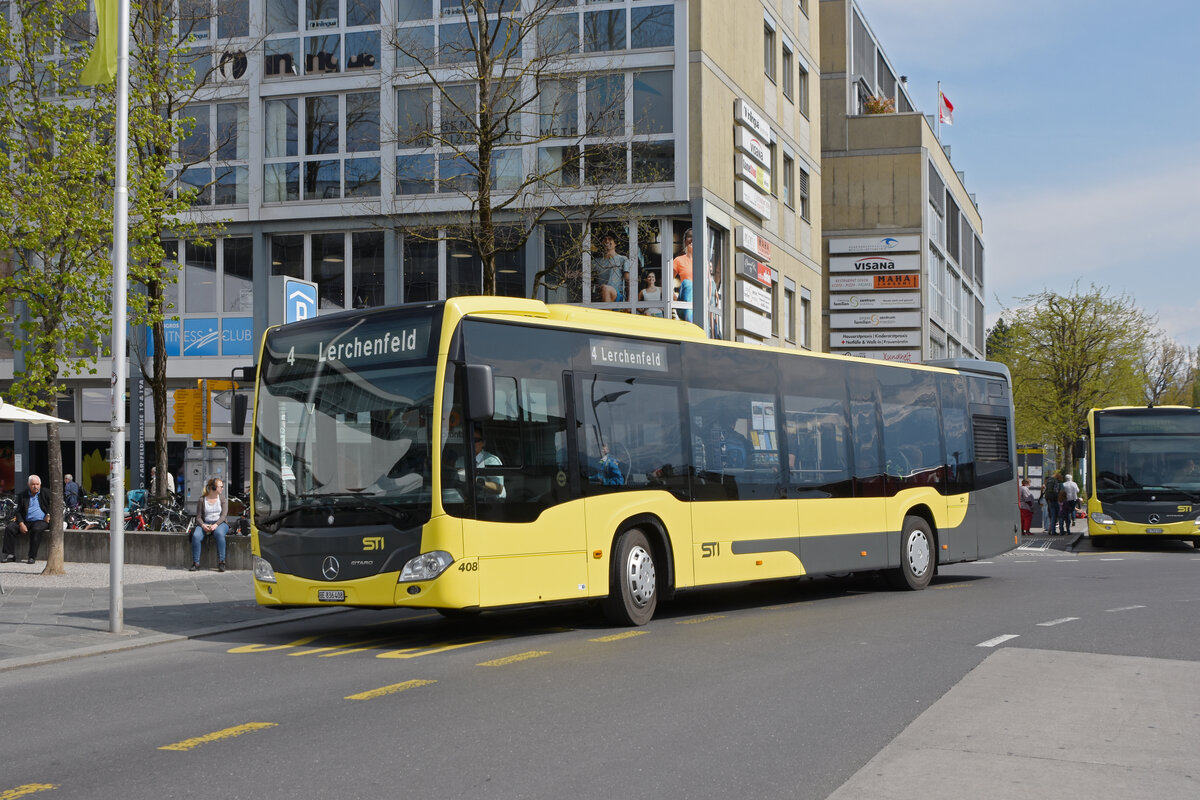 Mercedes Citaro 408, auf der Linie 4, verlässt die Haltestelle beim Bahnhof Thun. Die Aufnahme stammt vom 21.04.2022.