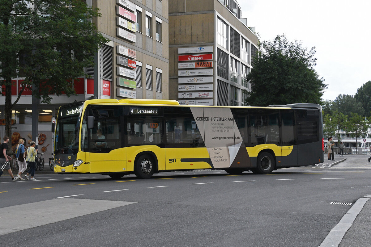 Mercedes Citaro 408 der STI, auf der Linie 4, verlässt am 30.07.2025 die Haltestelle beim Bahnhof Thun.