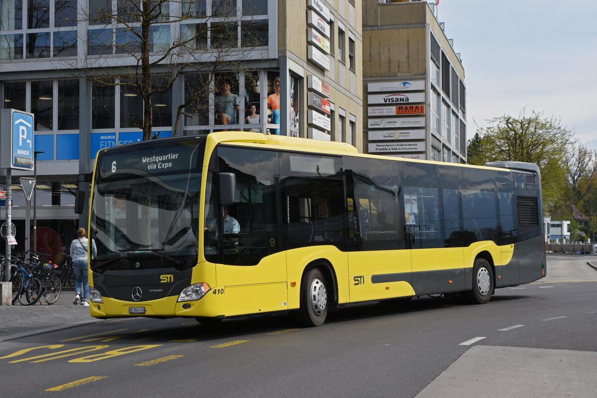 Mercedes Citaro 410, auf der Linie 6, verlässt die Haltestelle beim Bahnhof Thun. Die Aufnahme stammt vom 21.04.2022.
