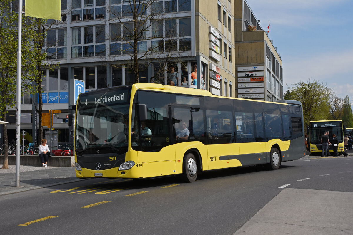 Mercedes Citaro 410, auf der Linie 4, verlässt die Haltestelle beim Bahnhof Thun. Die Aufnahme stammt vom 21.04.2022.