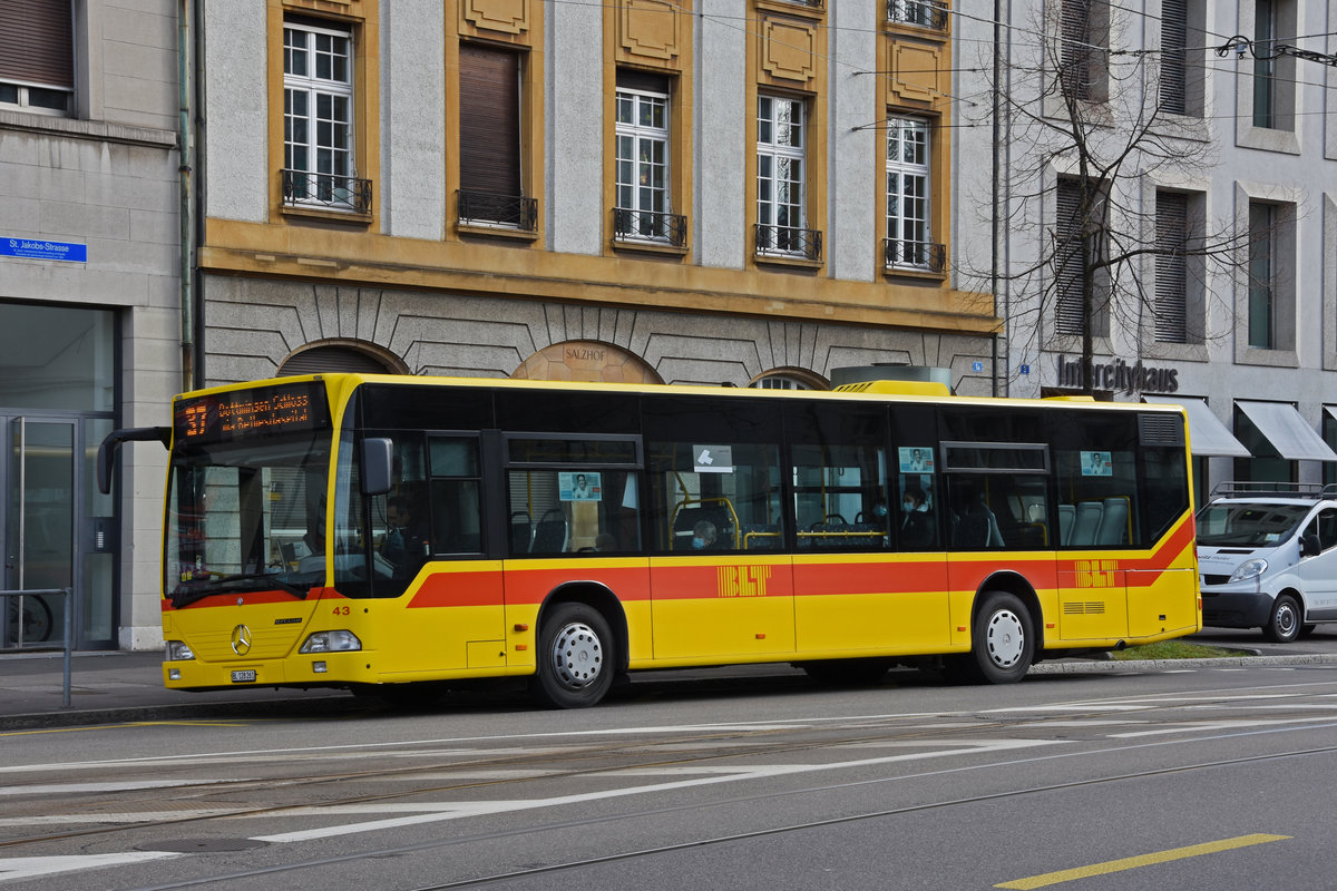 Mercedes Citaro 43, auf der Linie 37, wartet an der Endstation am Aeschenplatz. Die Aufnahme stammt vom 26.01.2021.