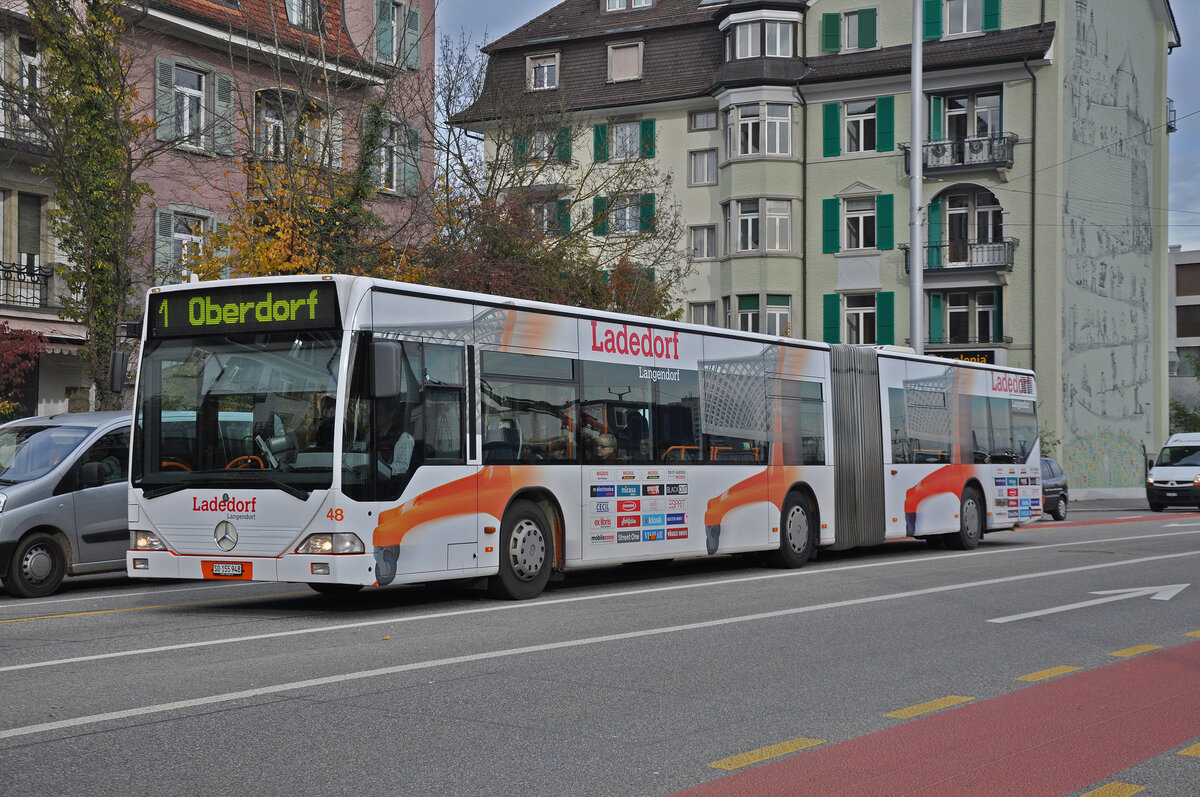 Mercedes Citaro 48 mit der Werbung für den Einkaufscenter Ladedorf, auf der Linie 1, fährt am 08.11.2012 zur Haltestelle beim Bahnhof Solothurn.