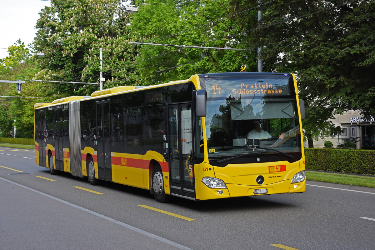 Mercedes Citaro 51 der BLT, auf der Tramersatzlinie 14, die wegen einer Grossbaustelle nicht mit Tramzügen fahren kann, verlässt am 17.05.2023 die Haltestelle am Aeschenplatz.