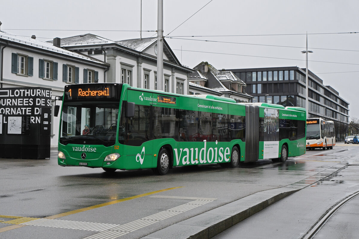Mercedes Citaro 52 der BSU mit der Vaudoise Werbung, auf der Linie 1, fährt am 18.01.2023 zur Haltestelle beim Bahnhof Solothurn.