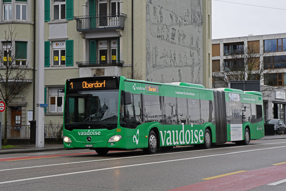 Mercedes Citaro 52 mit der Vaudoise, auf der Linie 1, fährt am 18.01.2023 zur Haltestelle am Bahnhof Solothurn.