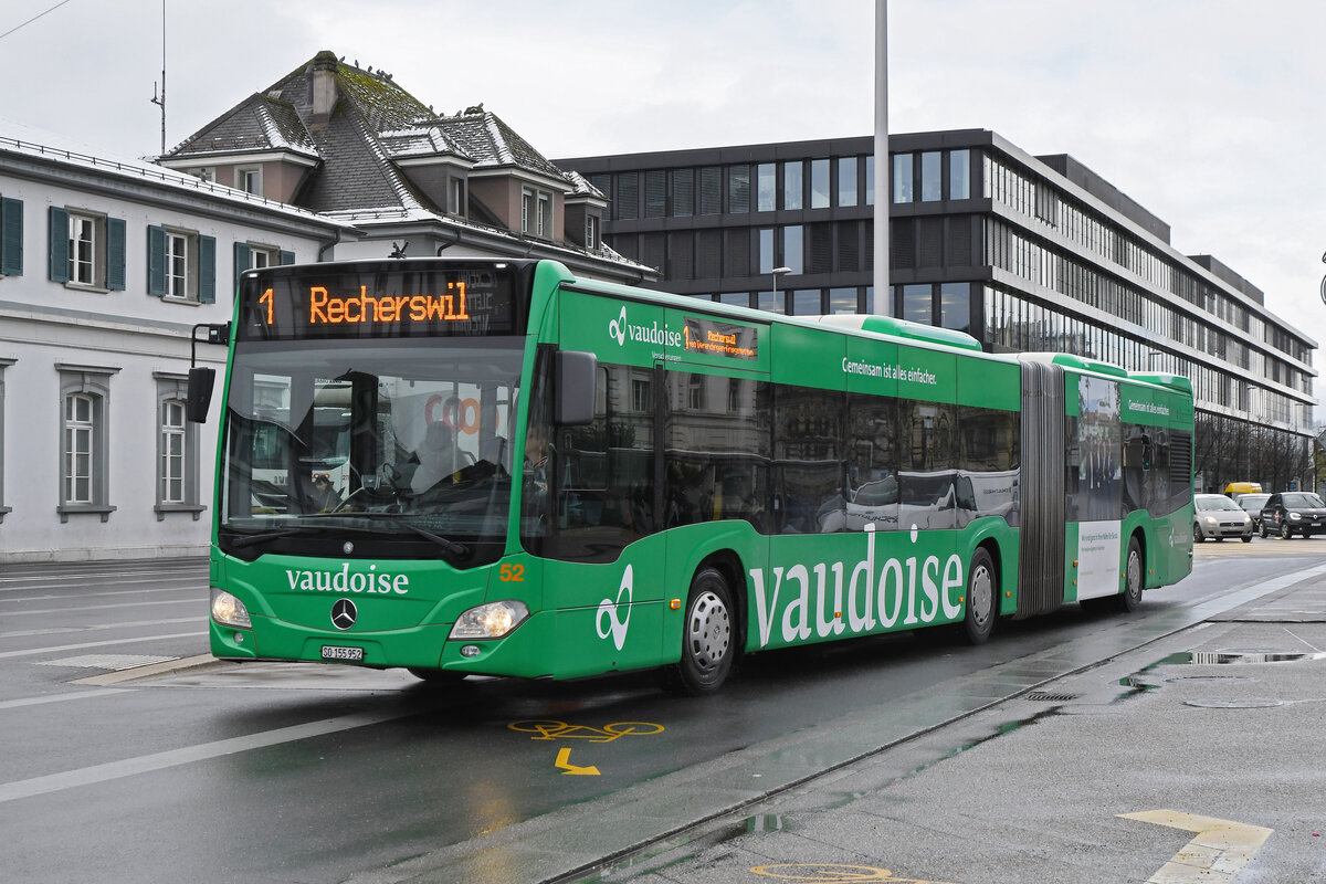 Mercedes Citaro 52 mit der Vaudoise Werbung, auf der Linie 1, fährt am 18.01.2023 zur Haltestelle beim Bahnhof Solothurn.