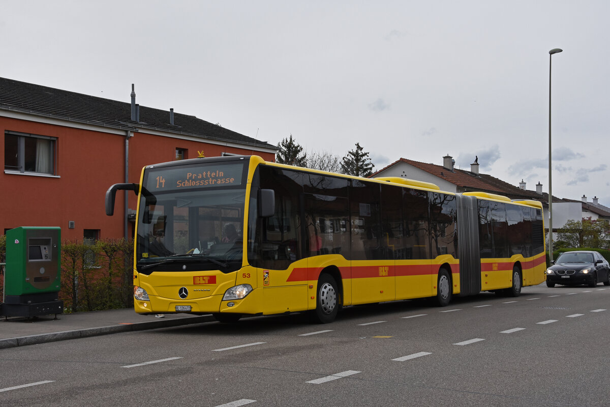 Mercedes Citaro 53 der BLT, auf der Tramersatzlinie 14, die wegen einer Grossbaustelle nicht mit Tramzügen fahren kann, bedient am 11.04.2023 die provisorische Haltestelle Freidorf.
