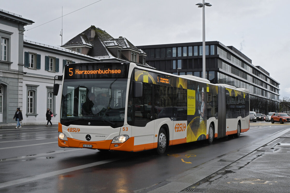 Mercedes Citaro 53 der BSU, auf der Linie 5, fährt am 18.01.2023 zur Haltestelle beim Bahnhof Solothurn.