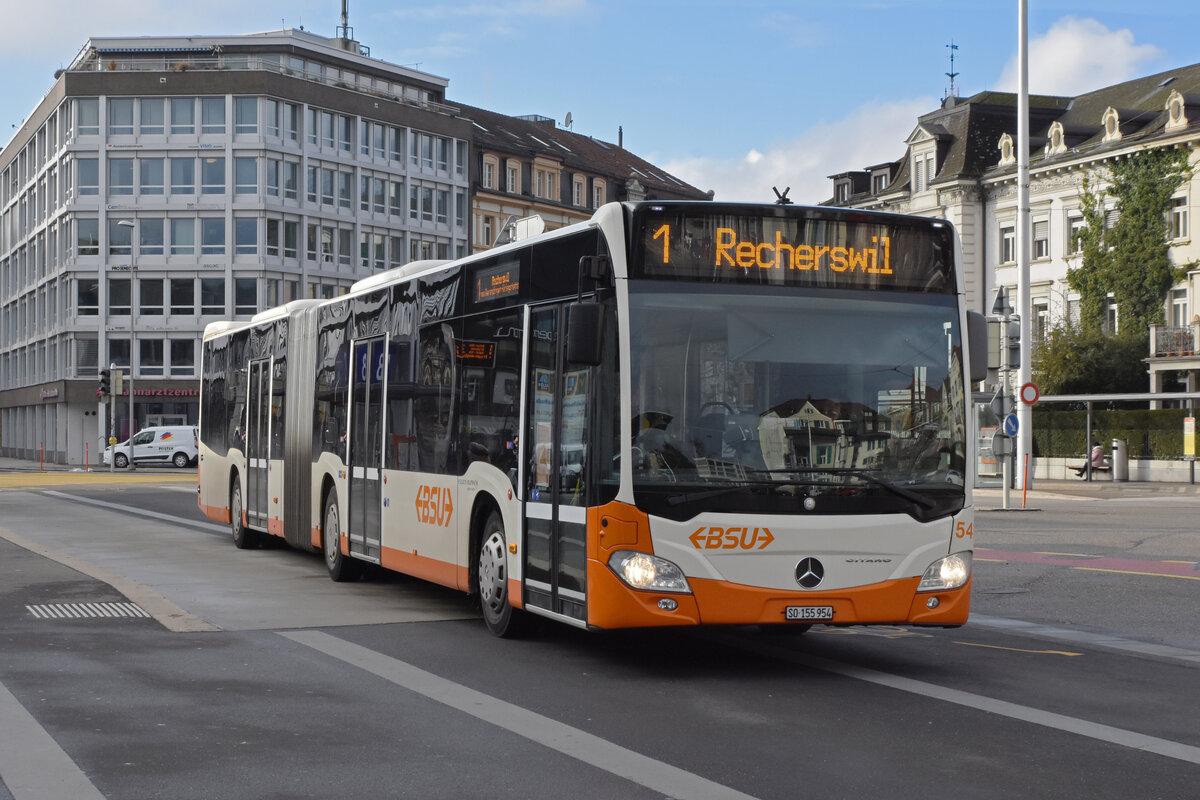 Mercedes Citaro 54, auf der Linie 1, fährt zur Haltestelle beim Bahnhof Solothurn. Die Aufnahme stammt vom 06.12.2021.