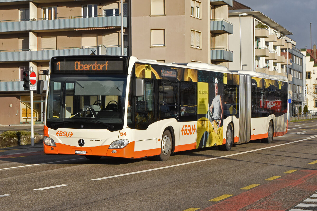 Mercedes Citaro 54 der BSU, auf der Linie 1, fährt zur Haltestelle beim Bahnhof Solothurn. Die Aufnahme stammt vom 06.12.2021