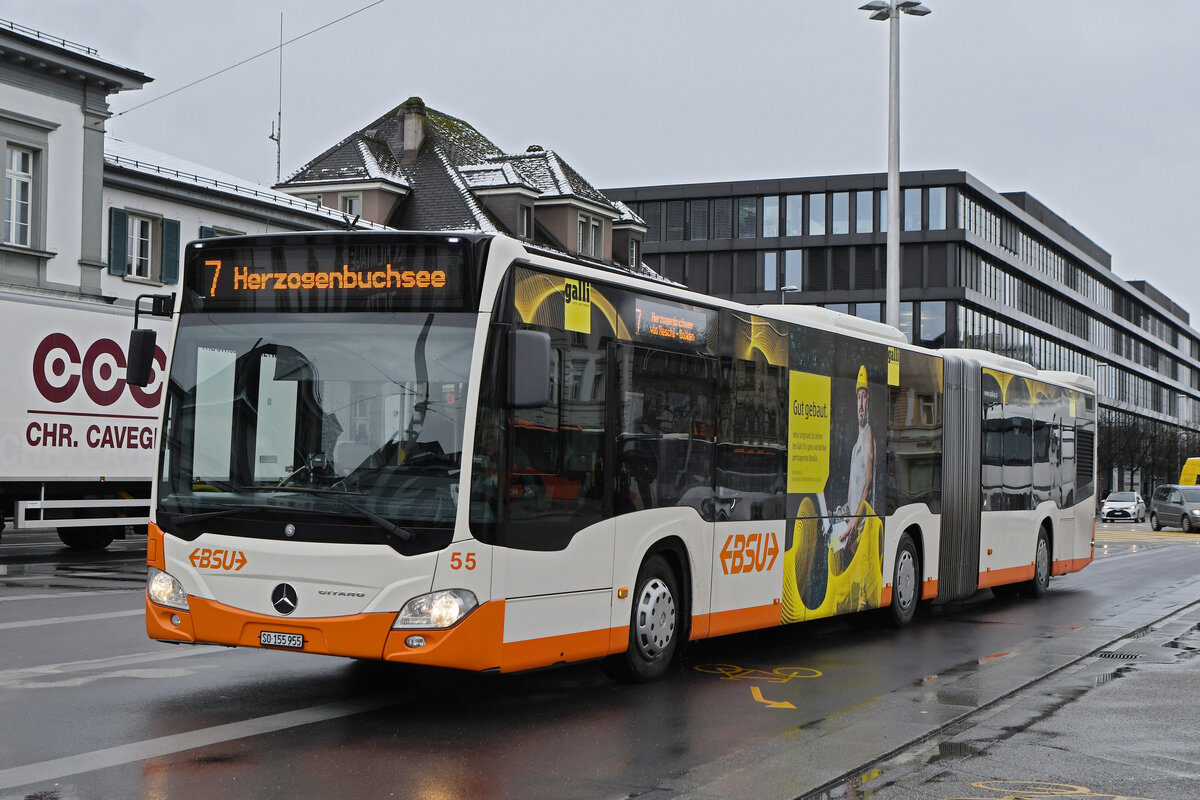 Mercedes Citaro 55, auf der Linie 7, fährt am 18.01.2023 zur Haltestelle am Bahnhof Solothurn.