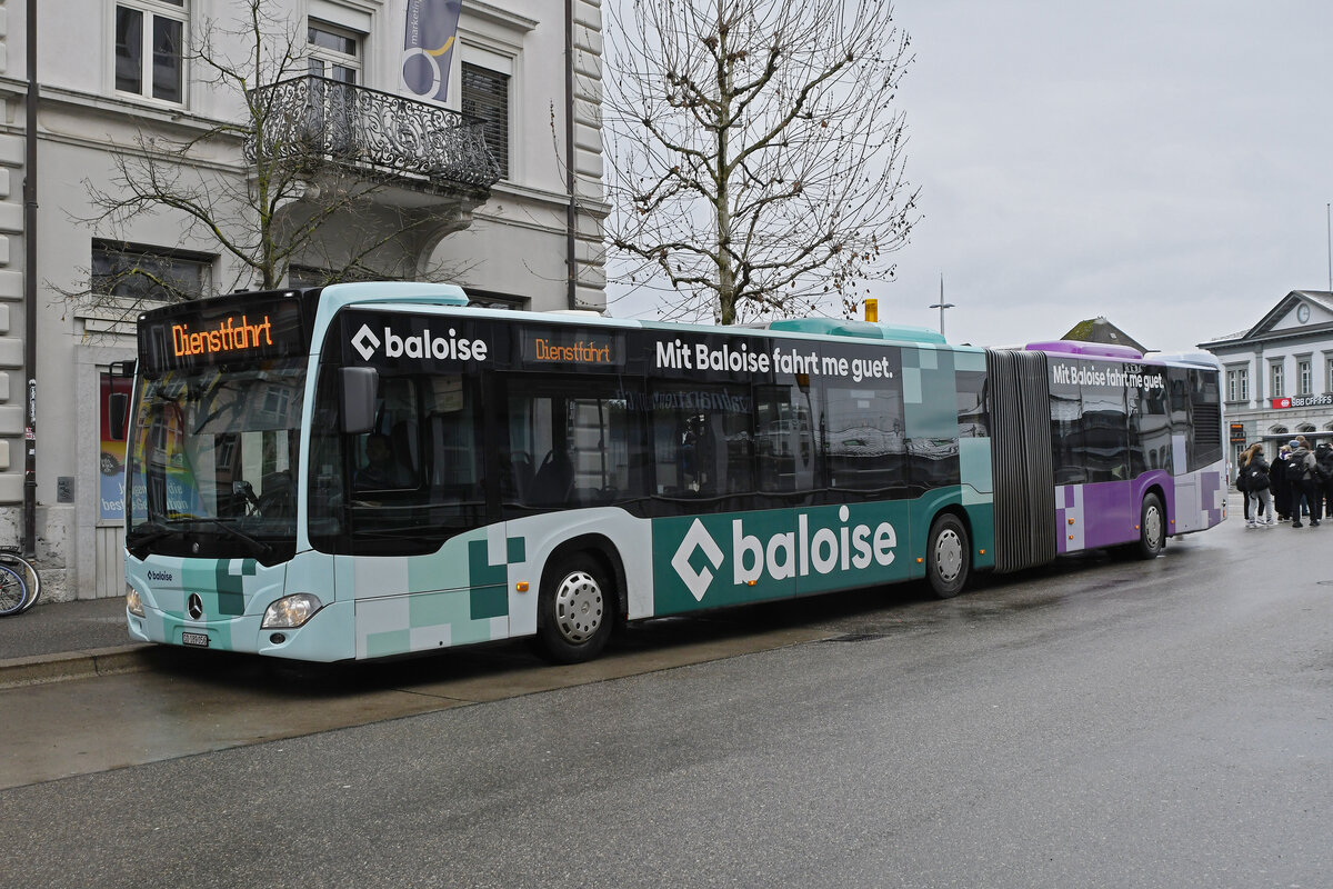 Mercedes Citaro 56 mit der Baloise Werbung wartet am 18.01.2023 als Dienstfahrt beim Bahnhof Solothurn.